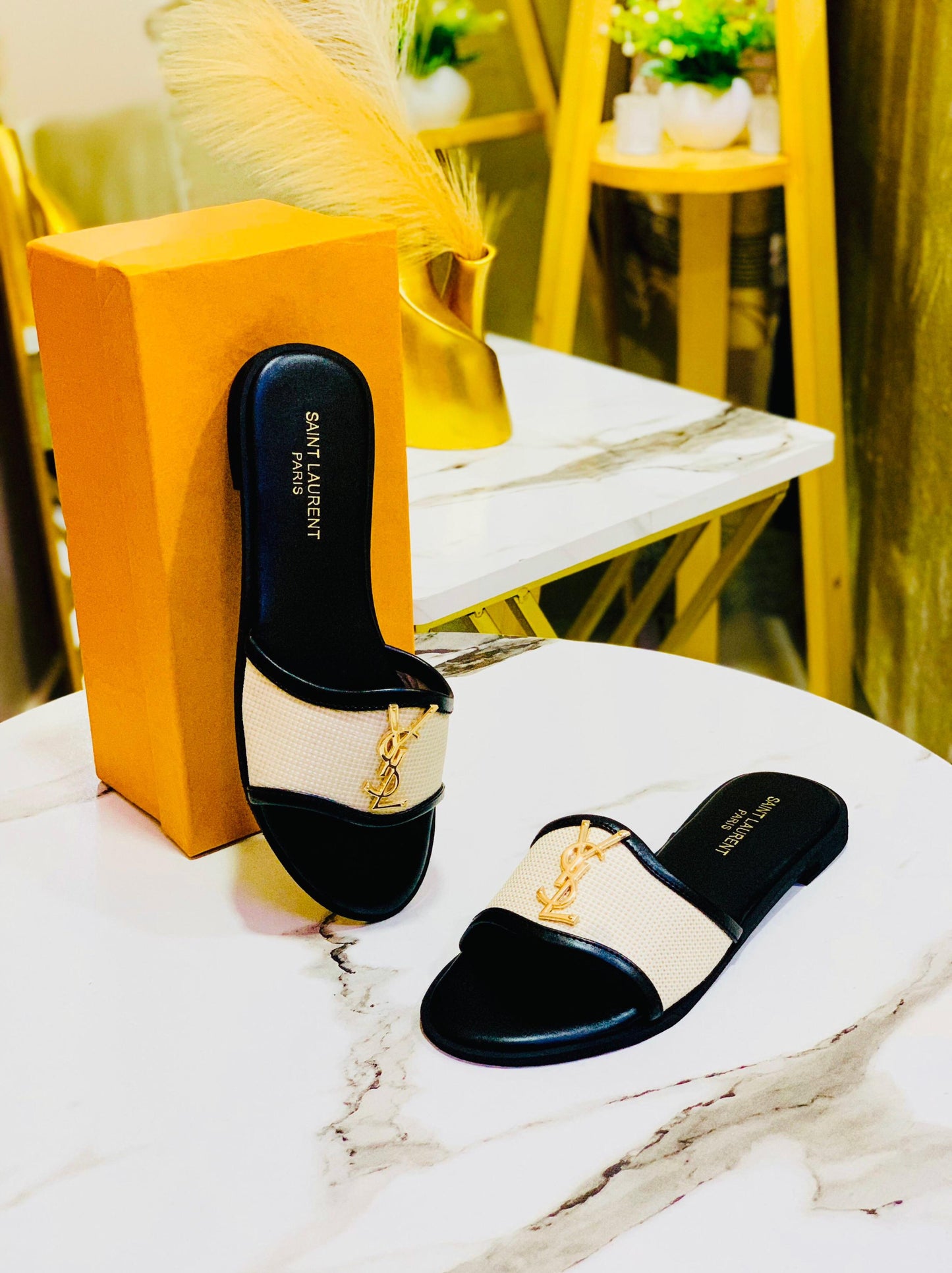 CHIC Flats in 2 amazing colors
