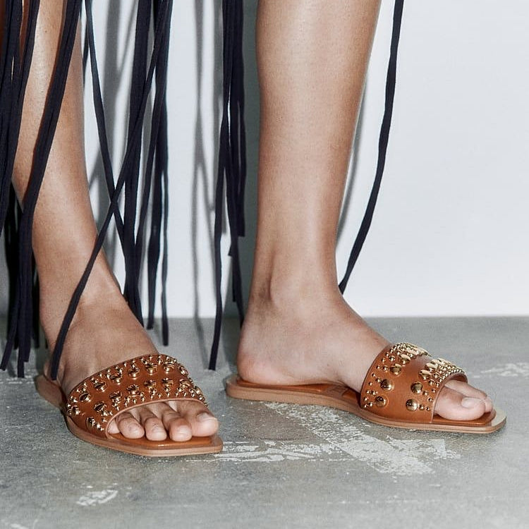 STUD BROWN Flat